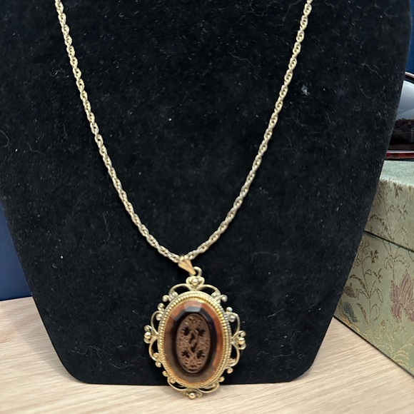 Vintage Whiting & Davis Filigree Pendant Necklace – Etched Amber Glass – 1970s - Picture 2 of 7